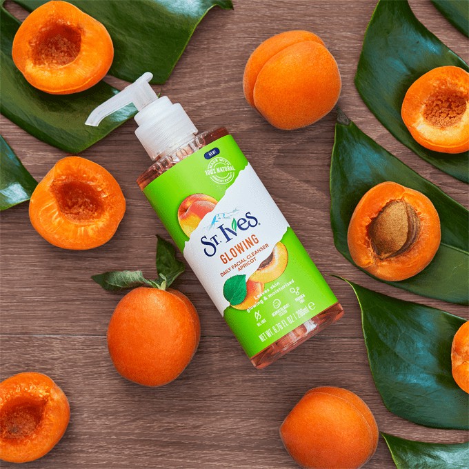 Sữa Rửa Mặt Dạng Gel St.Ives Glowing Daily Facial Cleanser 200ml