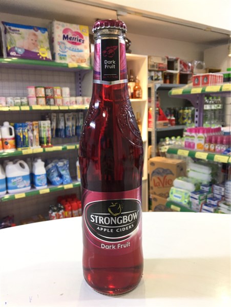 Nước táo lên men StrongBow vị Dâu đen 330ml (chai)