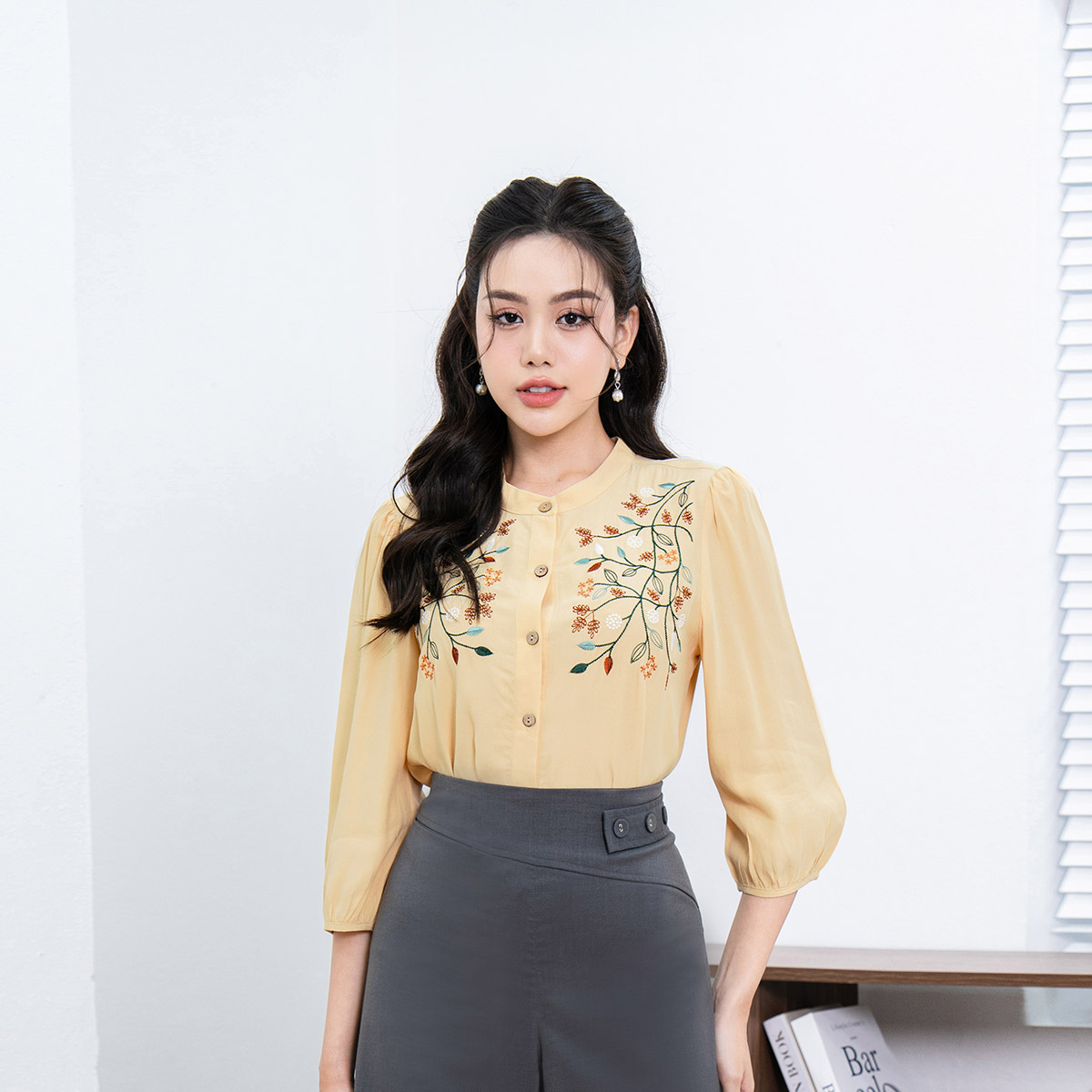 Áo sơ mi nữ cổ tàu lamer thêu ngực l61h23q061