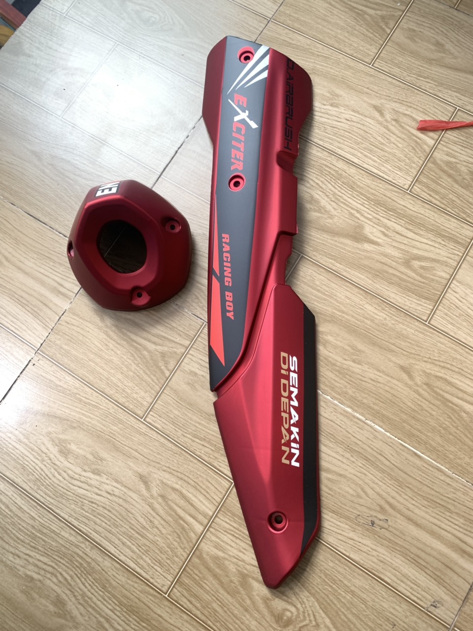 Ốp pô và chụp đích pô xe exciter 155 màu đỏ nhám