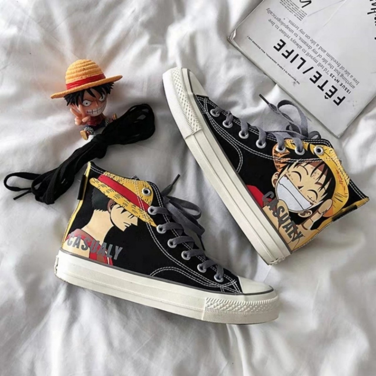 Đối với những fan của One Piece, việc sở hữu một đôi giày Luffy là điều không thể thiếu. Với bức hình vẽ giày Luffy tuyệt đẹp này, bạn sẽ được chiêm ngưỡng cách mà chiếc giày này được tạo ra từ ý tưởng đến sản phẩm hoàn chỉnh, mang đầy đủ bản sắc và cá tính của nhân vật Luffy.