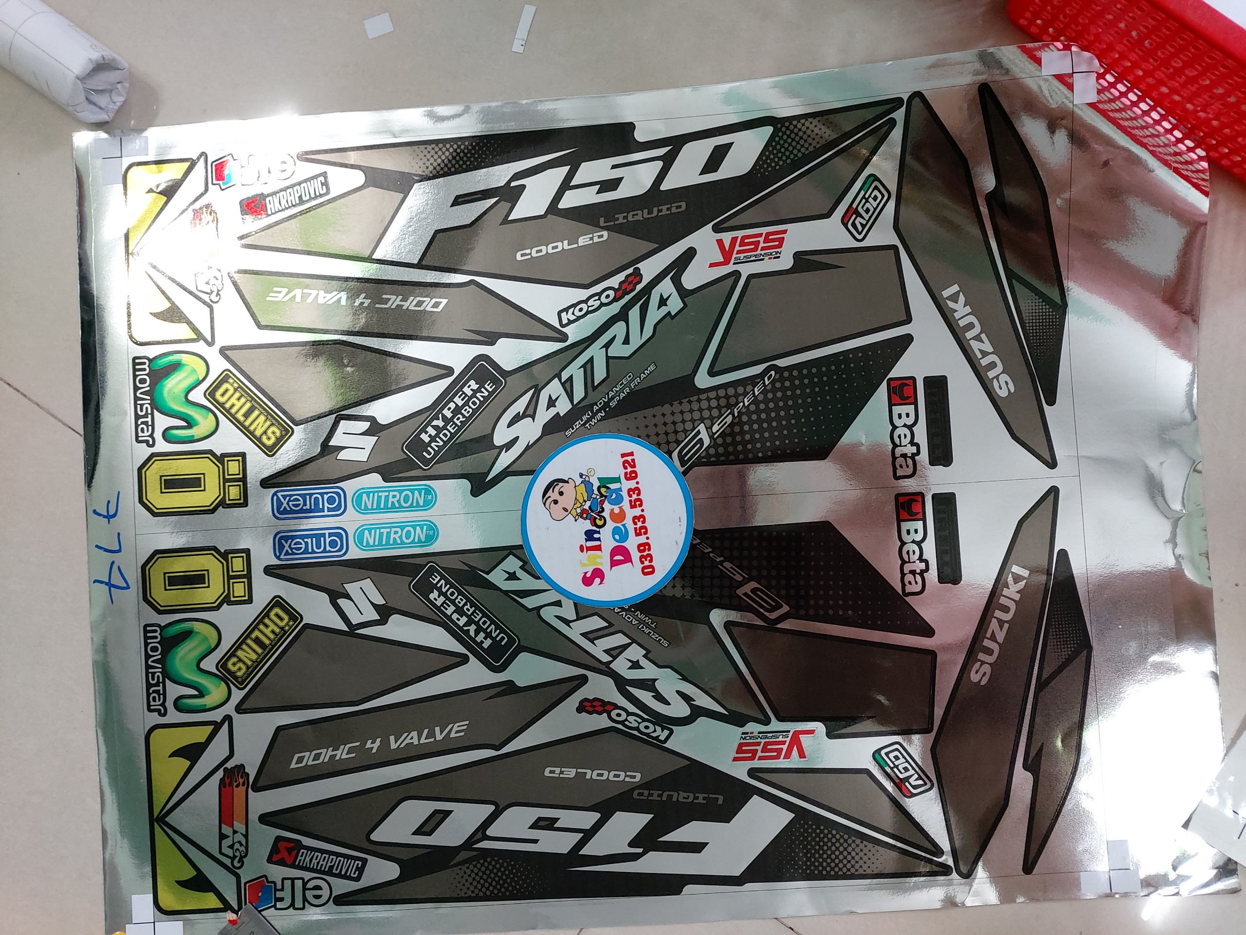 Tem satria fi f150 xám đen decal crom tặng logo