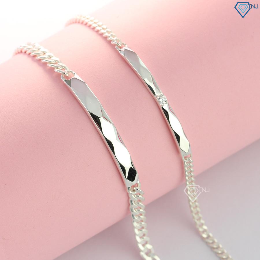 Lắc tay bạc đôi từ Inox Công Sang là món trang sức hoàn hảo để thể hiện sự thanh lịch và sang trọng của bạn. Với chất liệu bạc đôi chất lượng cao kết hợp với thiết kế đẹp mắt, sản phẩm này sẽ làm bạn nổi bật và thu hút ánh nhìn trong bất kỳ dịp nào.