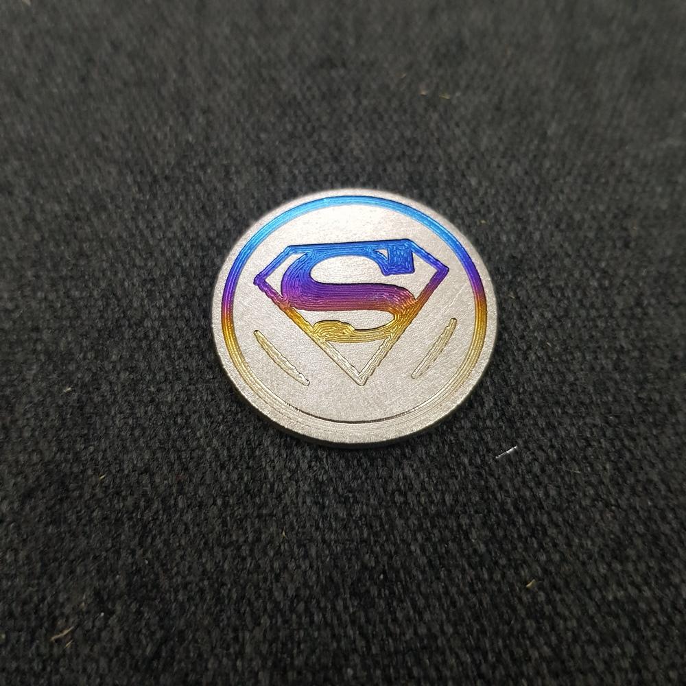 [ĐẸP NHƯ TÂY THI] TEM TITAN SIÊU NHÂN,HUY HIỆU LOGO SUPERMAN TITAN TRANG TRÍ DÁN XE SIÊU CHẮC (100% TITAN)