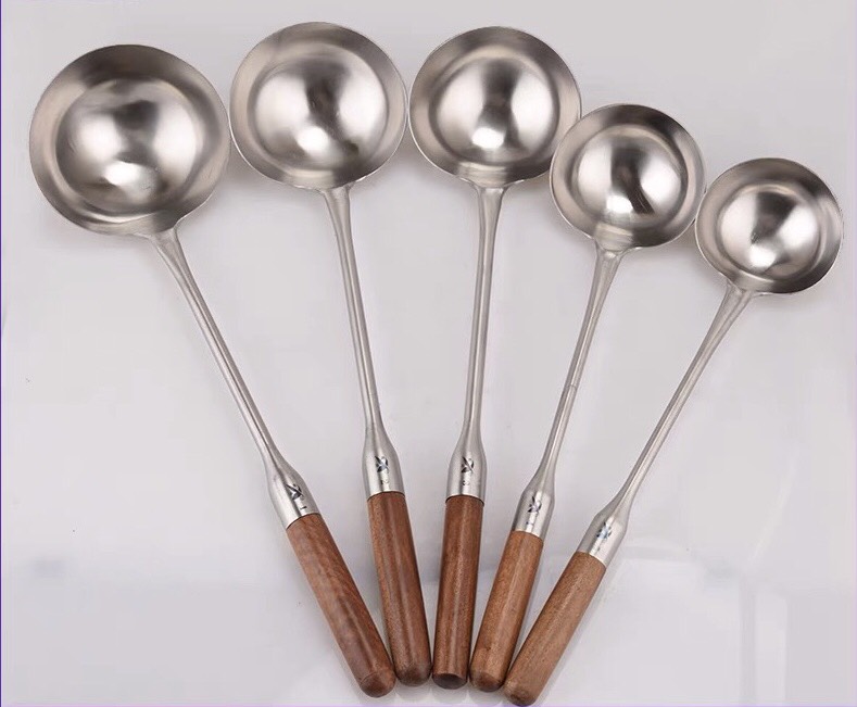 Vá xào inox kiểu đức cán gỗ cẩm lai