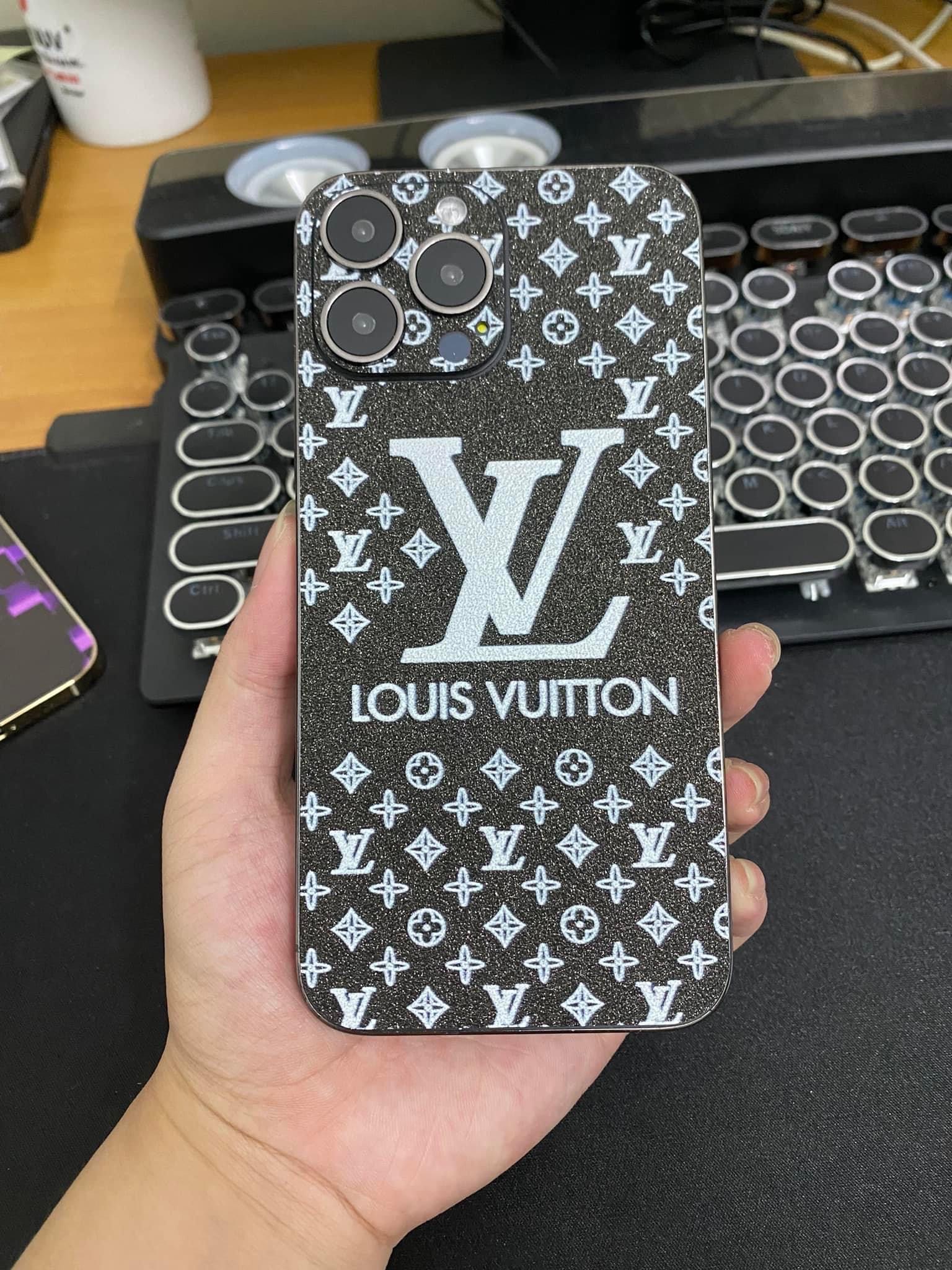 Miếng Dán Skin nhũ đen LV chữ lớn - Miếng dán cho IPhone và Android