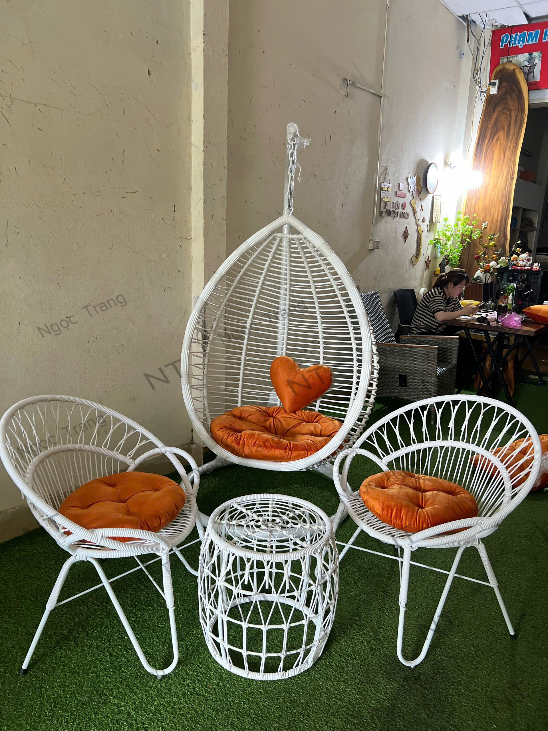 Bàn ghế xích đu trứng thanh lý