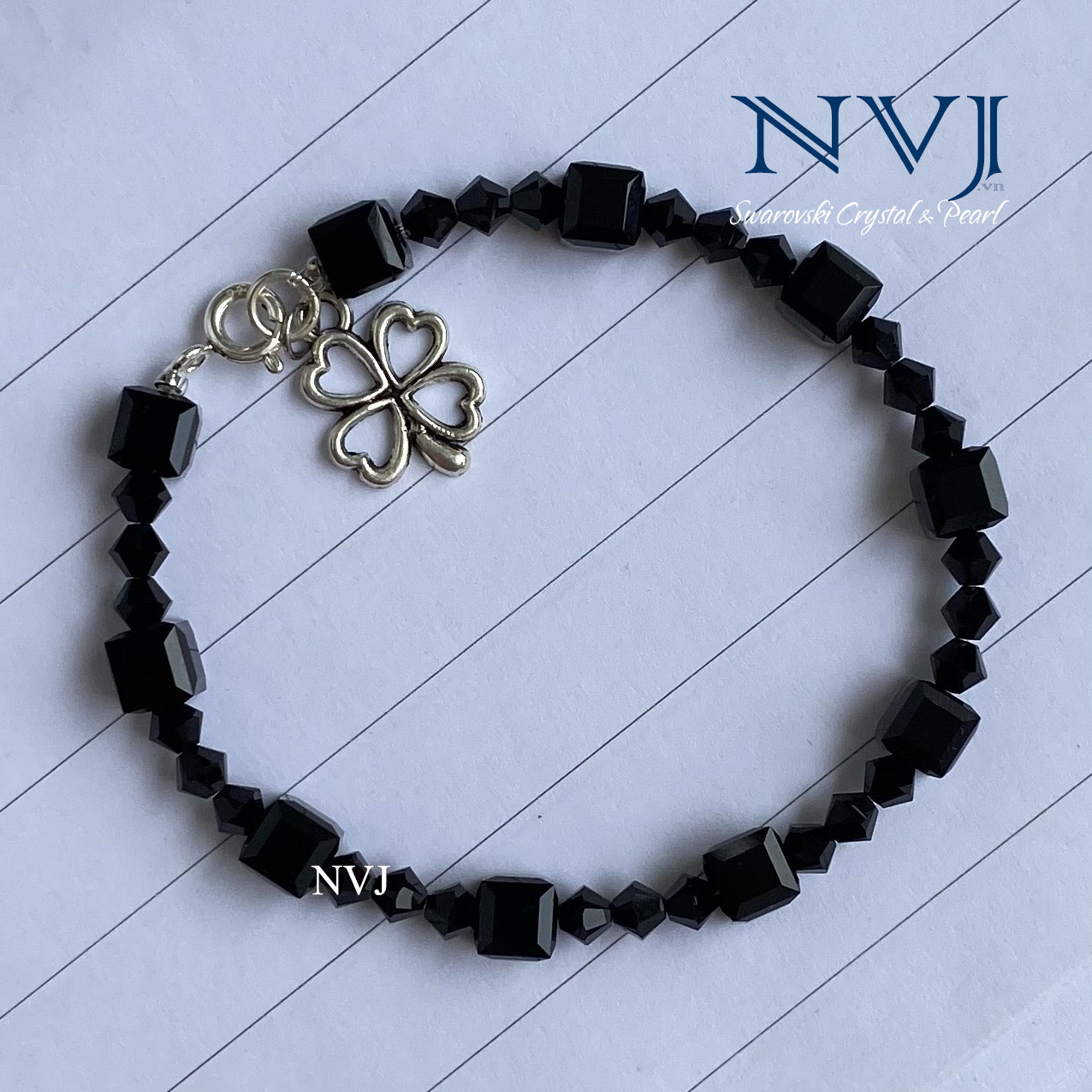 Vòng tay Swarovski chuỗi 10 hạt vuông 6ly màu đen pha lê Áo kèm charm cỏ 4 lá may mắn – Trang sức NVJ