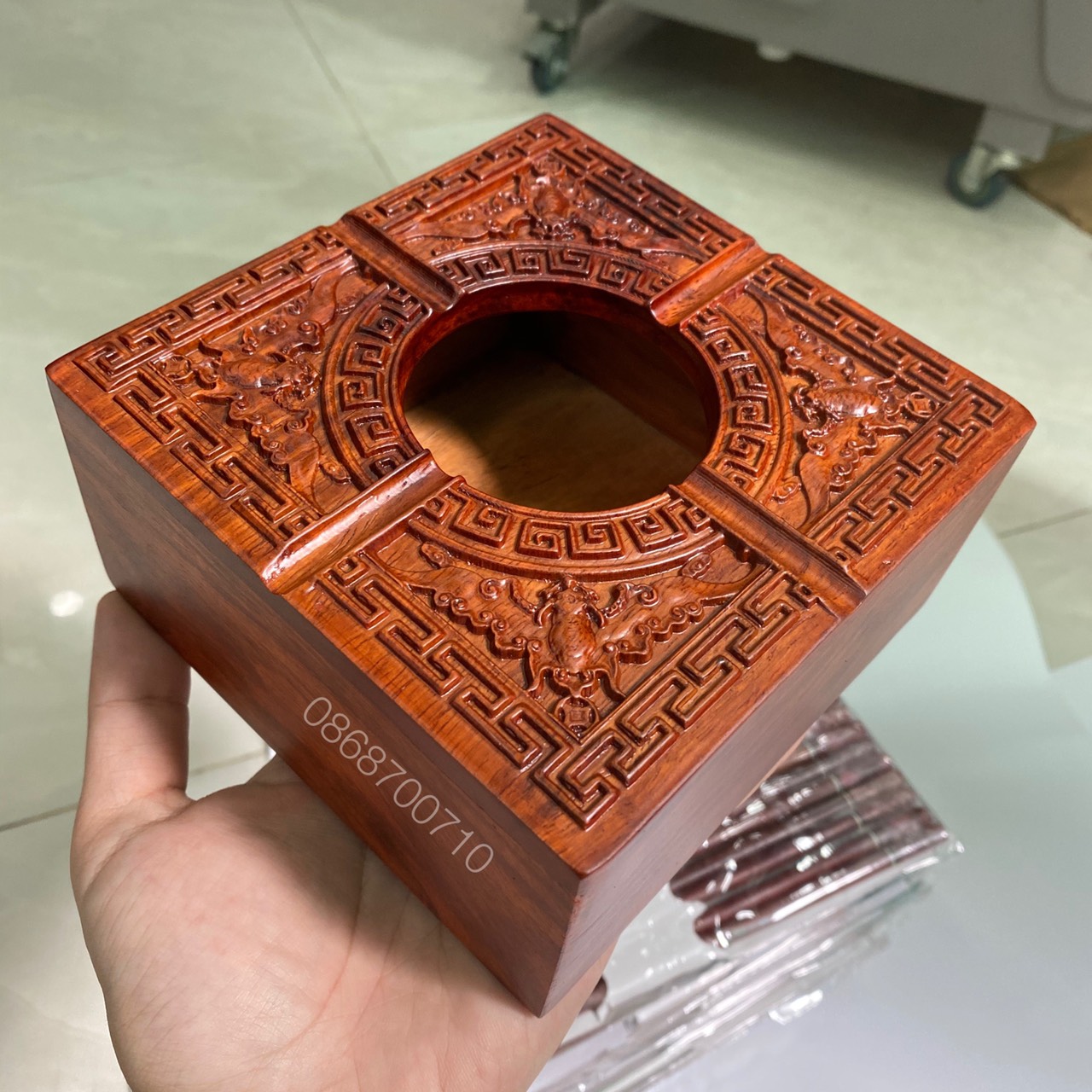 Gạt tàn vuông trạm khắc hoa văn tinh xảo bằng gỗ Hương cao cấp