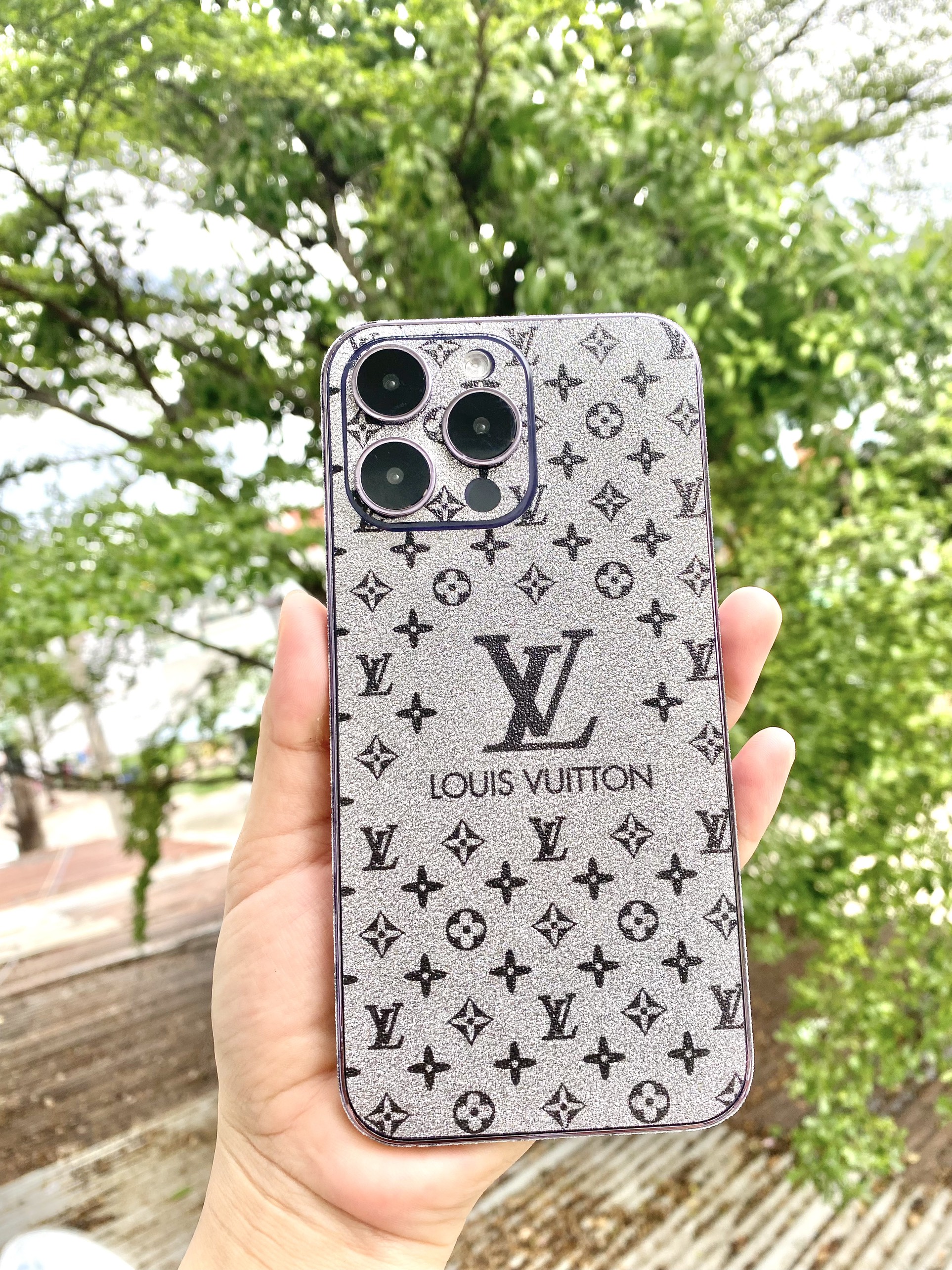 Miếng dán Skin nhũ bạc LV chữ lớn - Miếng dán điện thoại cho iphone và android