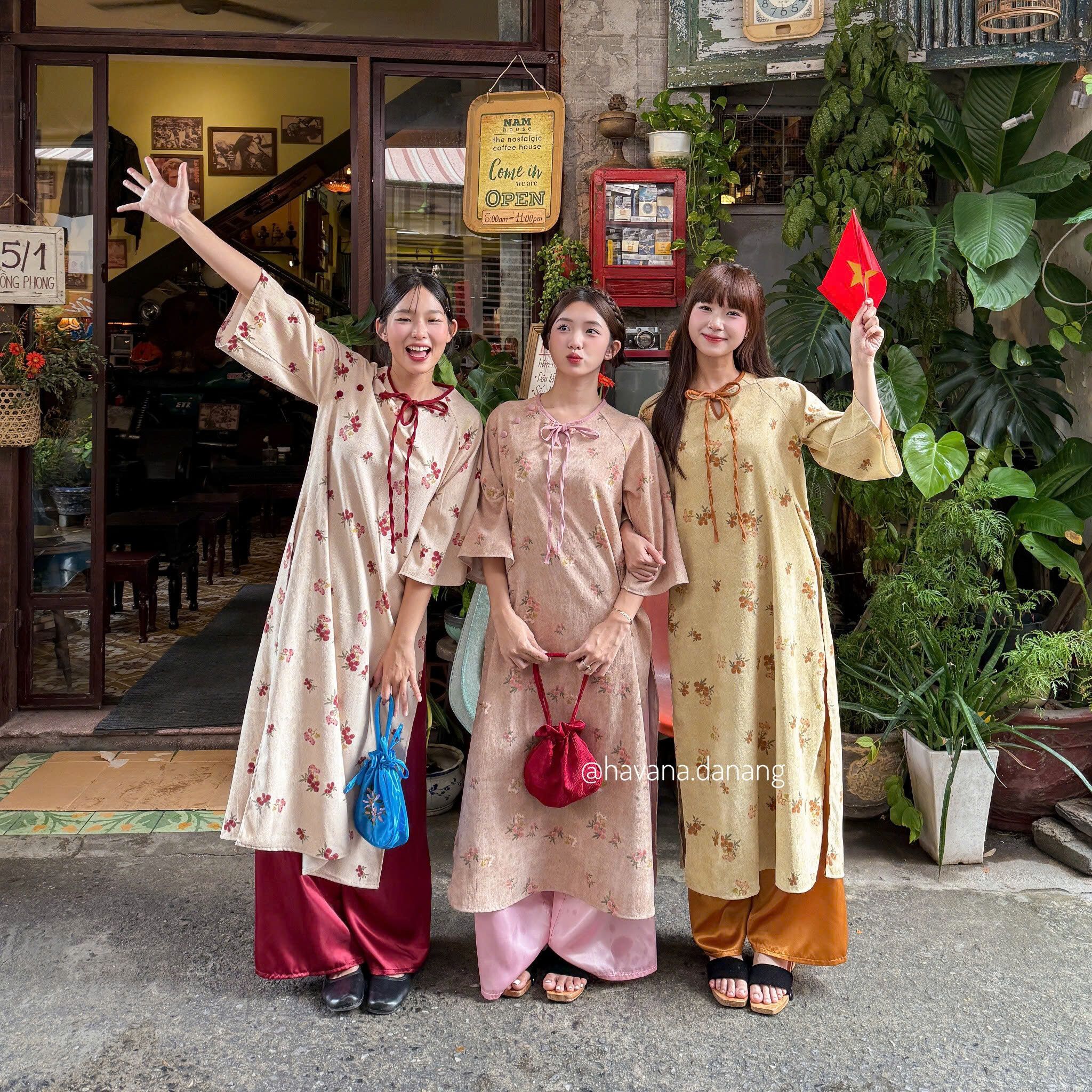  Áo dài cách tân TỬ KỲ nhung chéo in hoa quả đính cúc bọc phối dây buộc nơ cách điệu kèm quần dài satin HAVANA AD104 