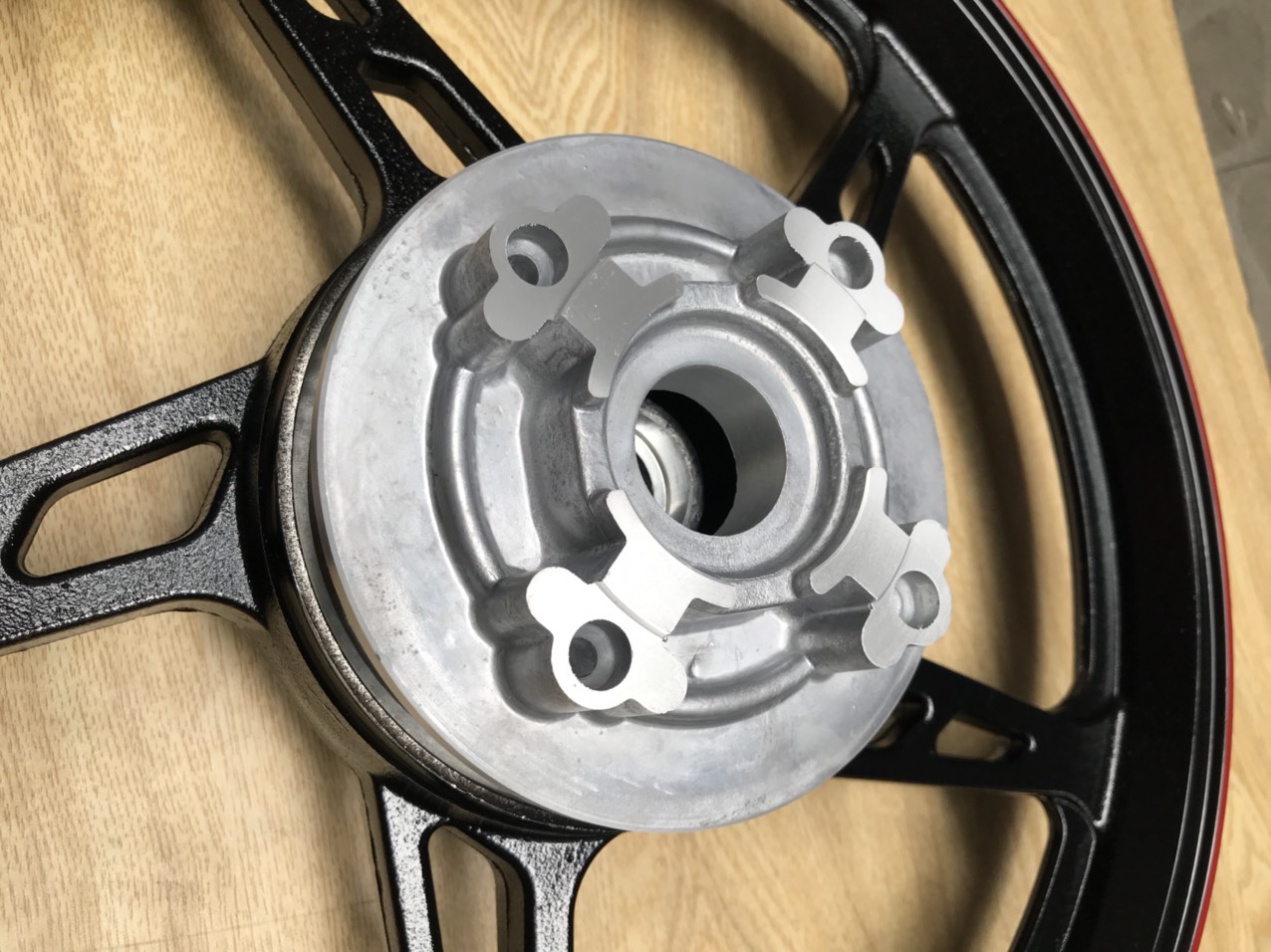 CÙI ĐỘ ĐĨA THẮNG SAU CHO XE  YAMAHA SIRIUS JUPITER VÀ EXCITER 2006-2010 LÊN ĐĨA EXCITIER 135 4 LỖ HOẠC 3 LỖ ỐC KIỂU RAIDER RÁP LÊN ZIN