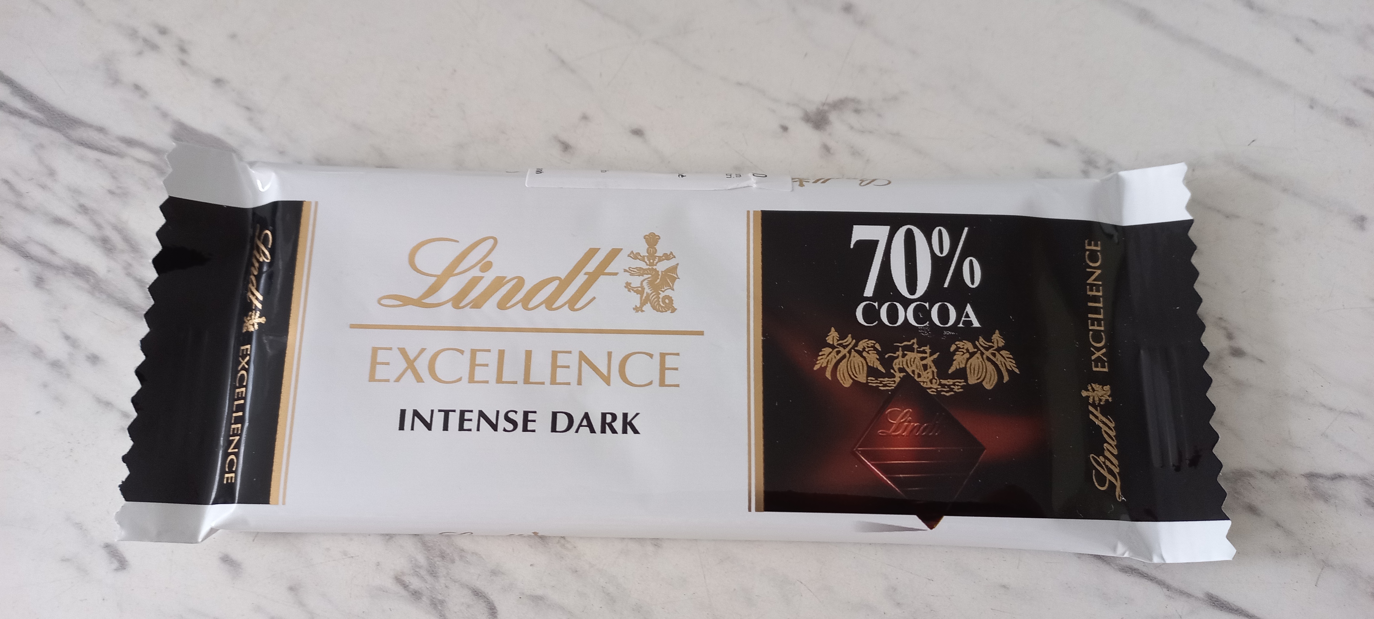 Please note( xin lưu ý HSD) Best Before 22/08/2024. Lindt Excellence Dark 70% 35g.