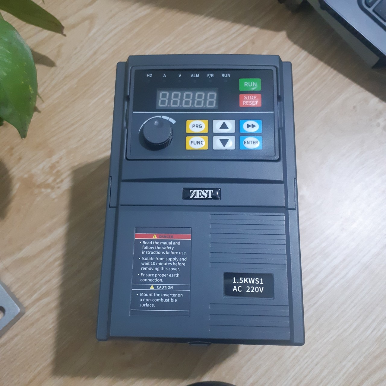 Biến tần giá rẻ 1,5kw , vào 1 pha 220v, ra 3 pha 220v, dòng tải nặng