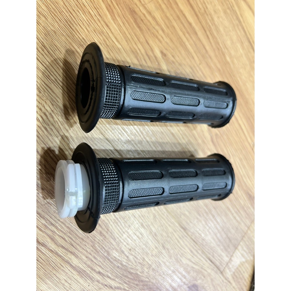 Handlebar Grip with Throttle Core for Vehicle 81,82,Dd........... Giá 100,000 Đồng*Miễn phí vận chuyển