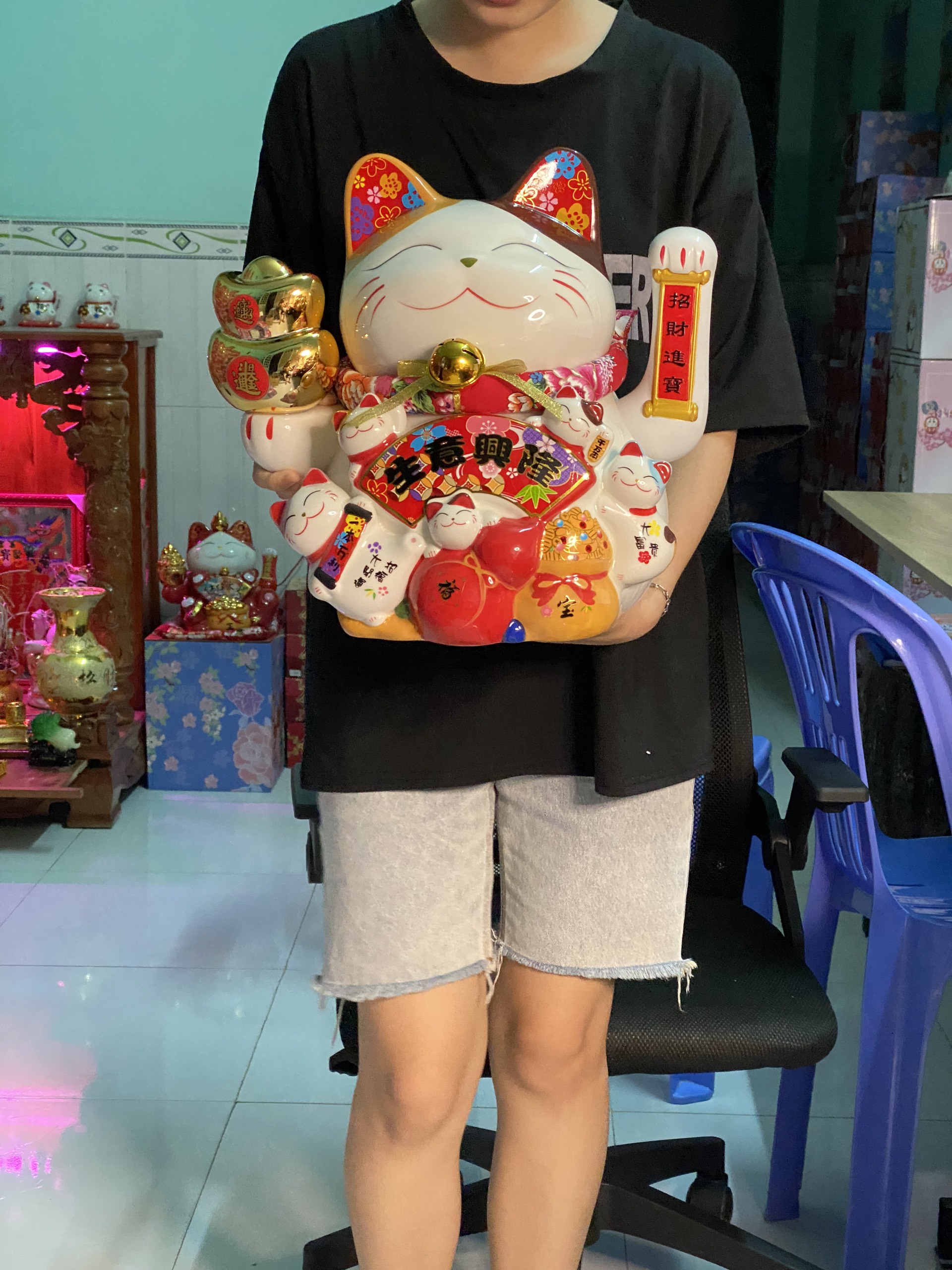 Mèo thần tài may mắn vẫy tay may mắn tài lộc cho gia chủ