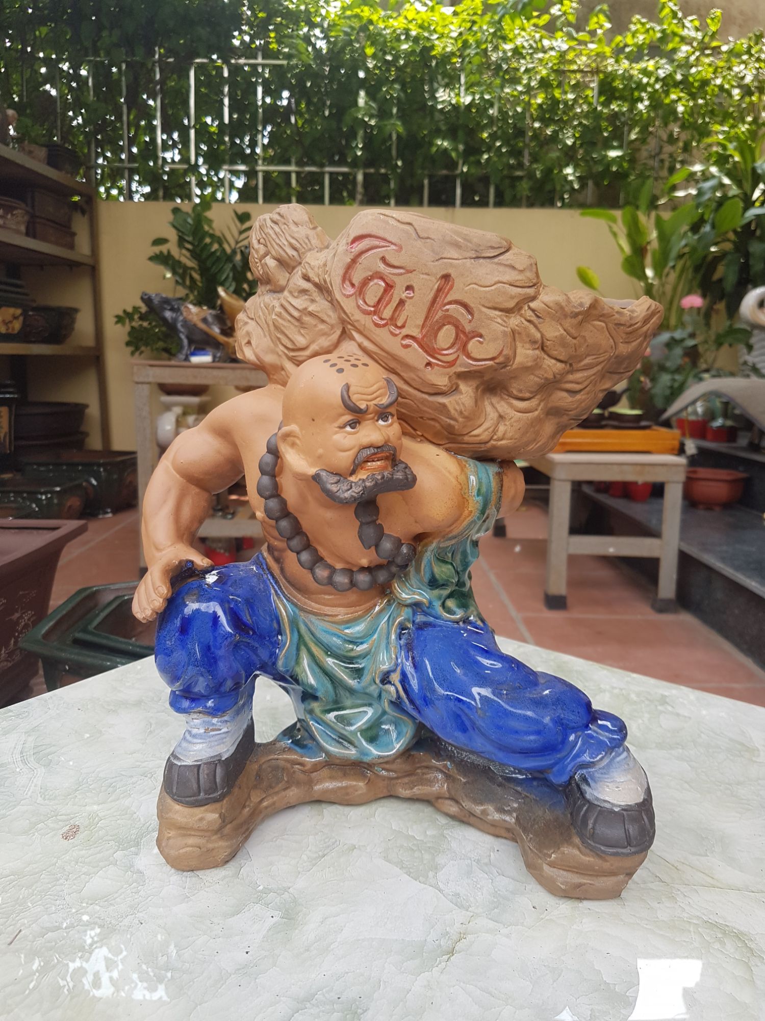 Chậu tượng Lỗ Trí Thâm cõng đá Tài Lộc