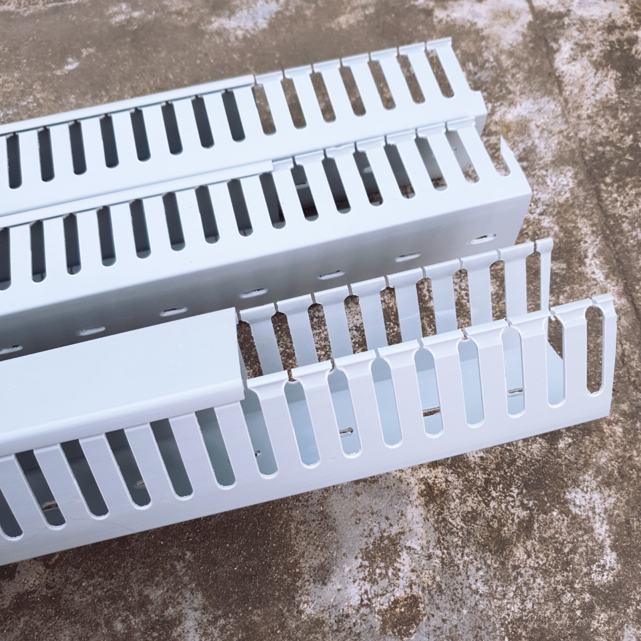 Máng nhựa đi dây - Máng cáp nhựa - Máng điện nhựa - Máng nhựa răng lược 25x25, 25x45, 35x35, 35x45, 45x45, 45x65, 65x65, 85x85, 105x105 dài 85cm