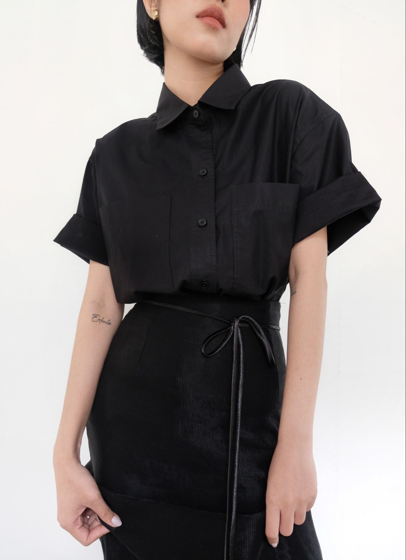 /ou'ba:d/ - áo sơmi đen tay ngắn, form oversize basic nam nữ s/m