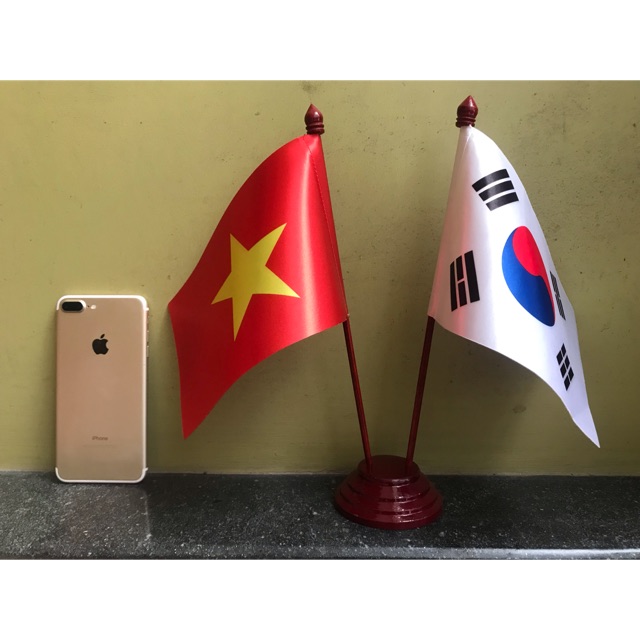 Cờ để bàn Việt Nam Hàn Quốc - sản phẩm:
Bộ sưu tập cờ để bàn Việt Nam Hàn Quốc là sản phẩm độc đáo và chất lượng cao, được chạm khắc bằng tay bởi những nghệ nhân giỏi nhất. Với những họa tiết thể hiện sự độc đáo, đẹp mắt của hai nền văn hóa, sản phẩm sẽ trở thành món quà ý nghĩa cho những ai yêu thư giãn và sáng tạo trên bàn làm việc.