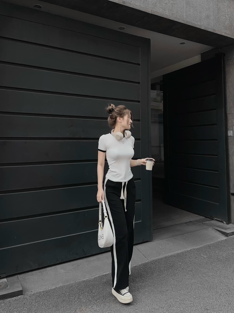 Áo thun phối viền sọc trắng đen nữ ôm body utrrb