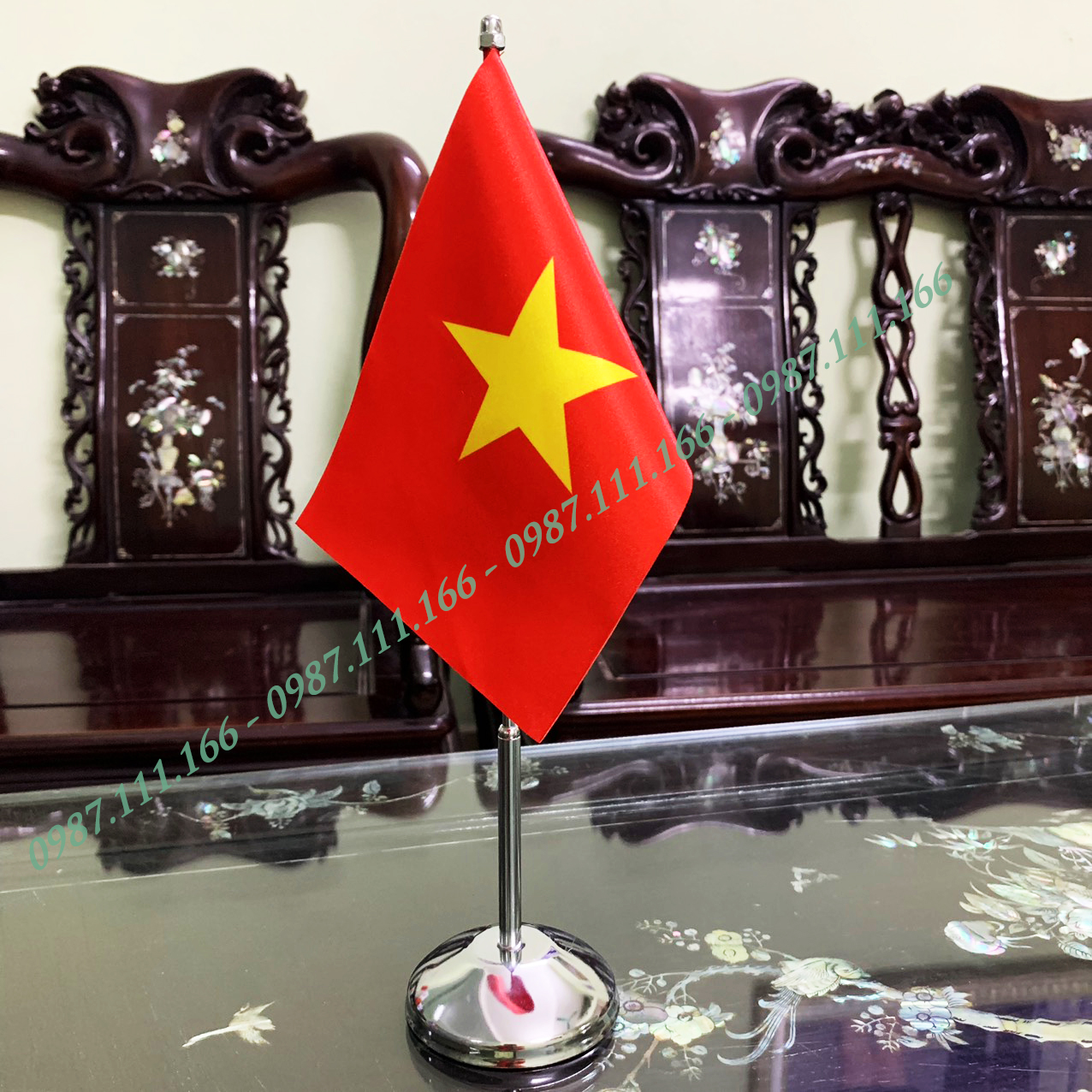 Cờ để bàn đế chất liệu thép loại cắm 1 cờ vải silk các nước tùy chọn
