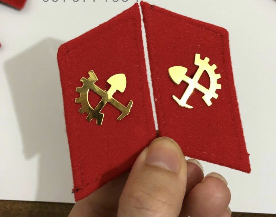 Tiết Công Binh - ve cài áo tiết trên nền đỏ gắn sẵn phù hiệu công binh