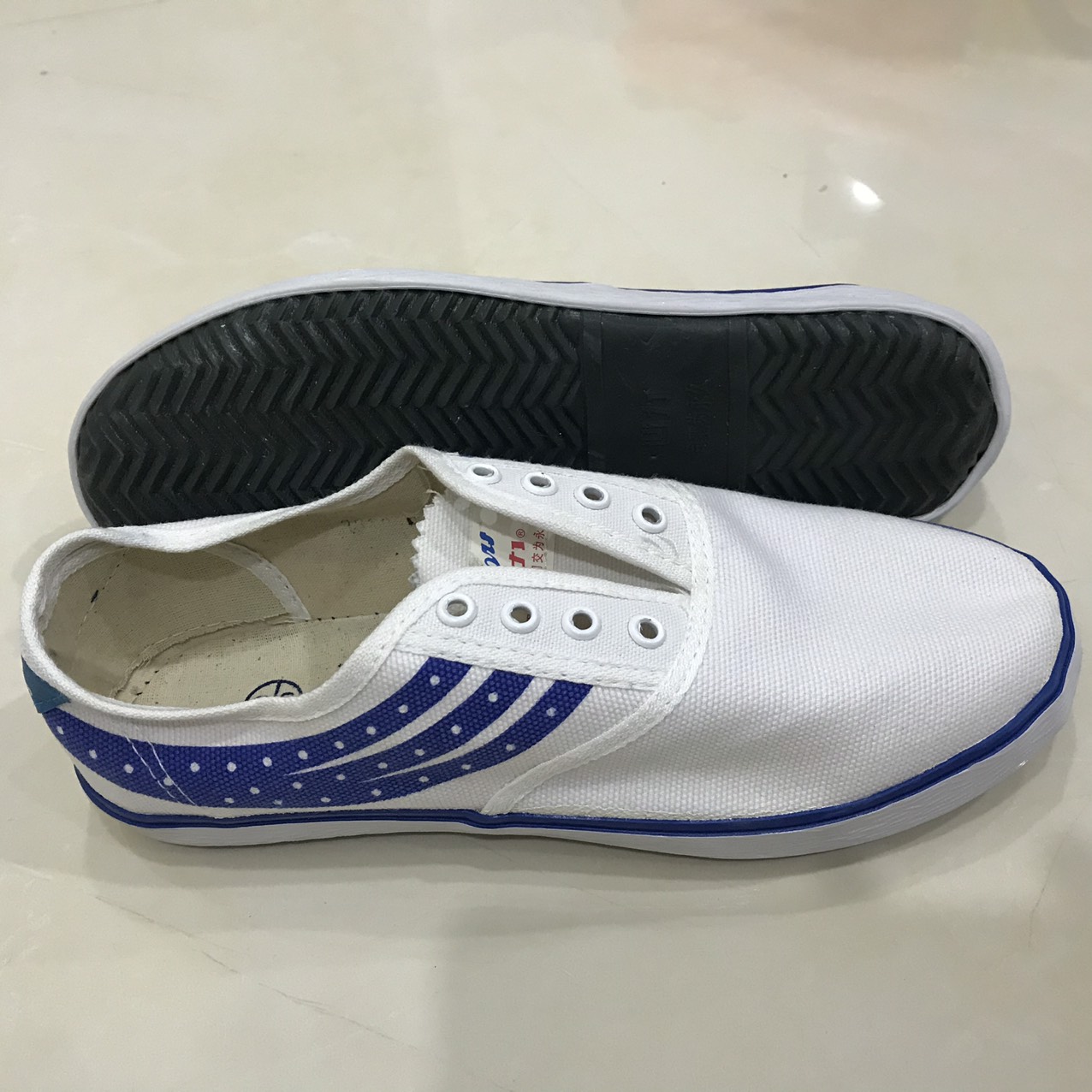 Giầy Bata Tàu Xịn đá bóng