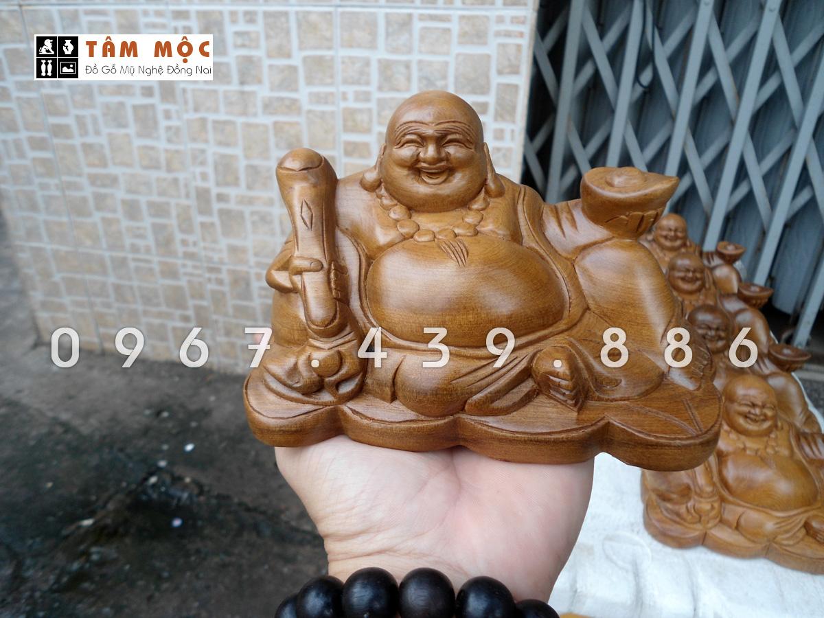 Phật Di Lặc để xe hơi, ô tô gỗ bách xanh