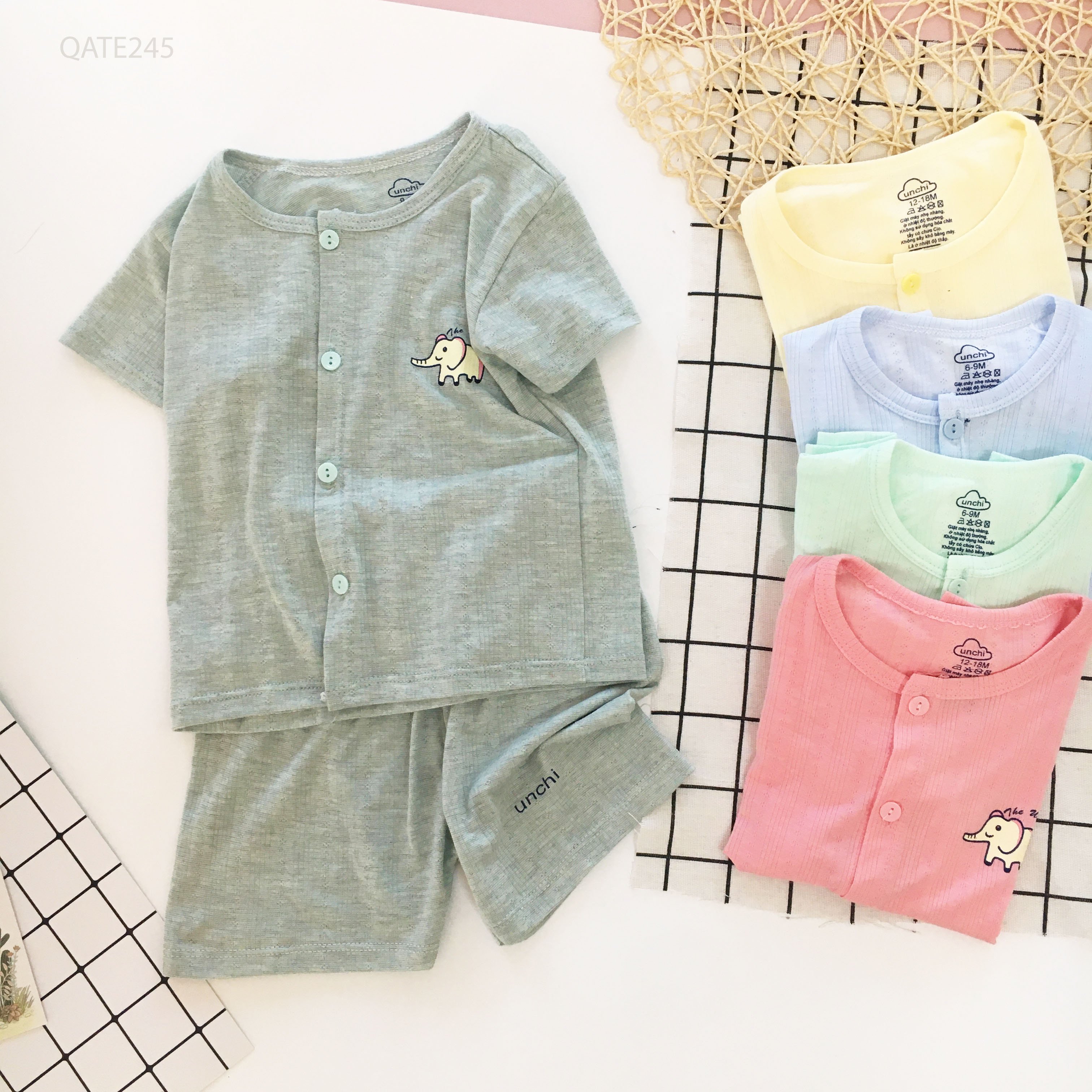 Bộ cộc tay unchi cúc giữa chất sợi tre thông hơi thoáng mát cho bé qate245