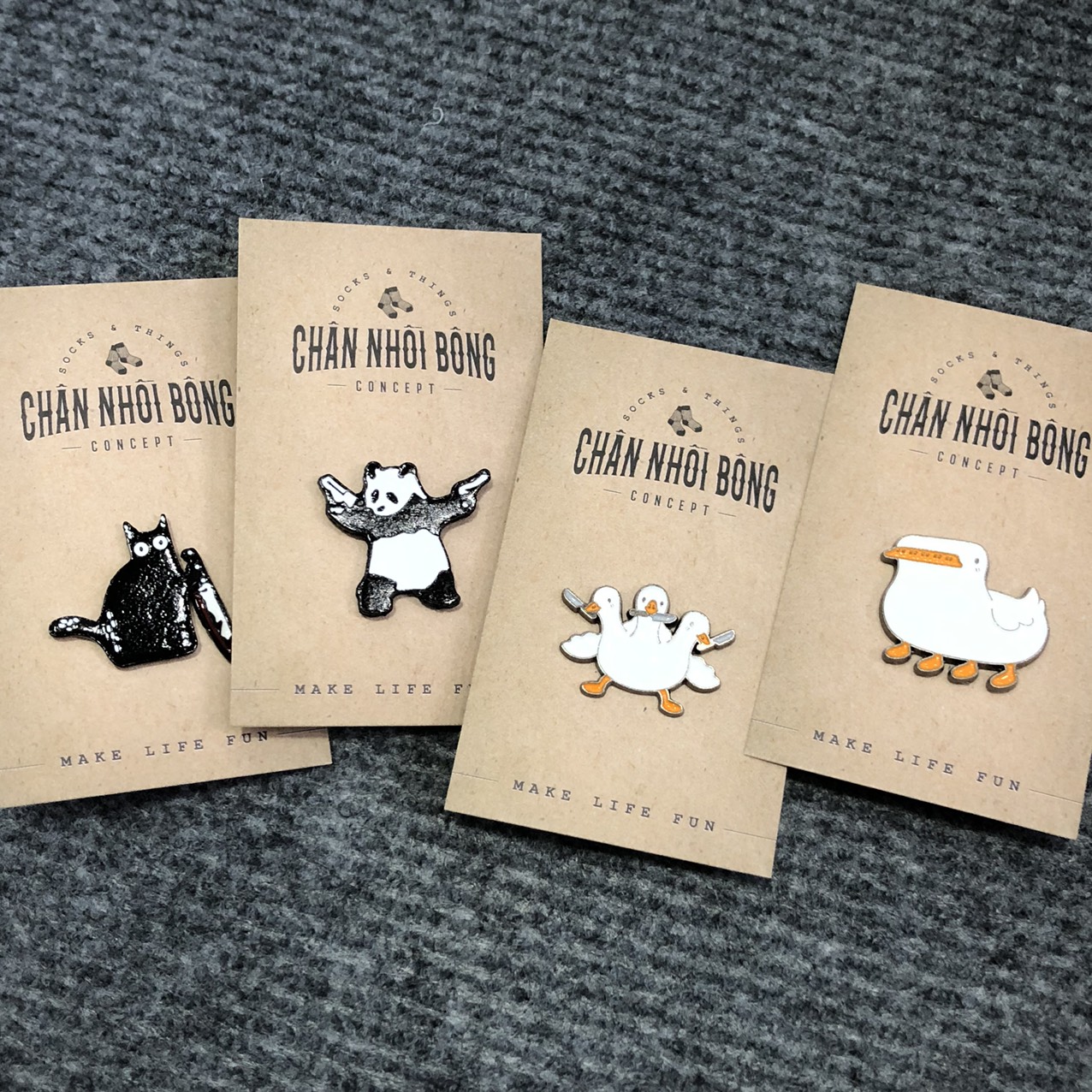 Pin cài áo, ghim cài áo, balo, nón hình gấu mèo ngậm dao hài hước