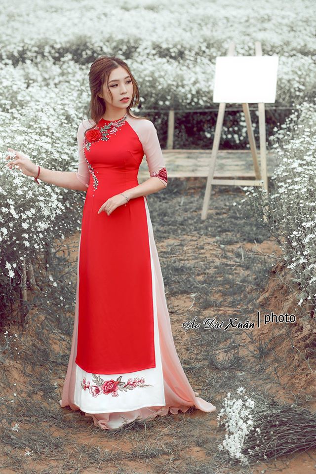 Áo dài đỏ 4 tà (2 lớp) đính cườm và bông thêu, kiểu áo dài cách tân cổ tròn (kiềng) chất vải co giãn 4 chiều rất trẻ trung và nổi bật  -171001