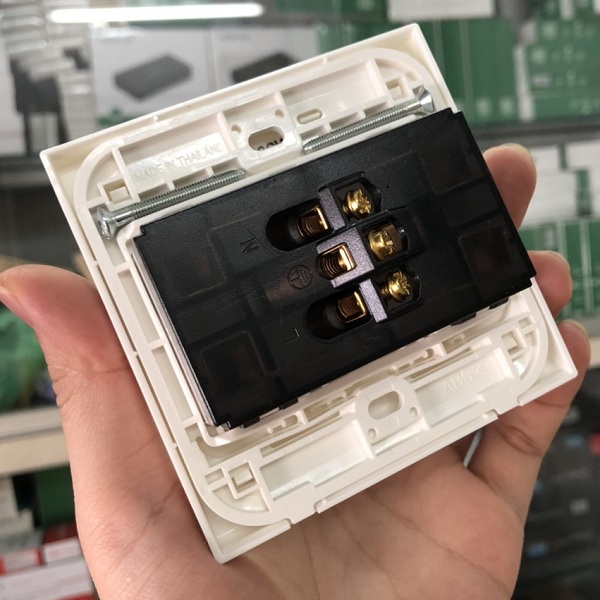 Ổ cắm điện đôi 3 chấu đa năng chuẩn Anh lắp mặt Panasonic vuông