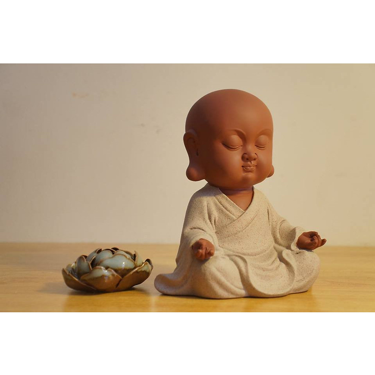 Chú tiểu thiền định và niệm chú để phòng khách