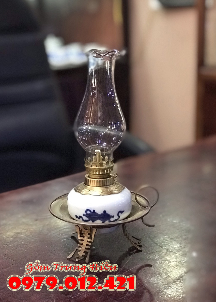Đèn dầu bọc đồng Bát Tràng men lam kiểu dáng đĩa cao 23cm