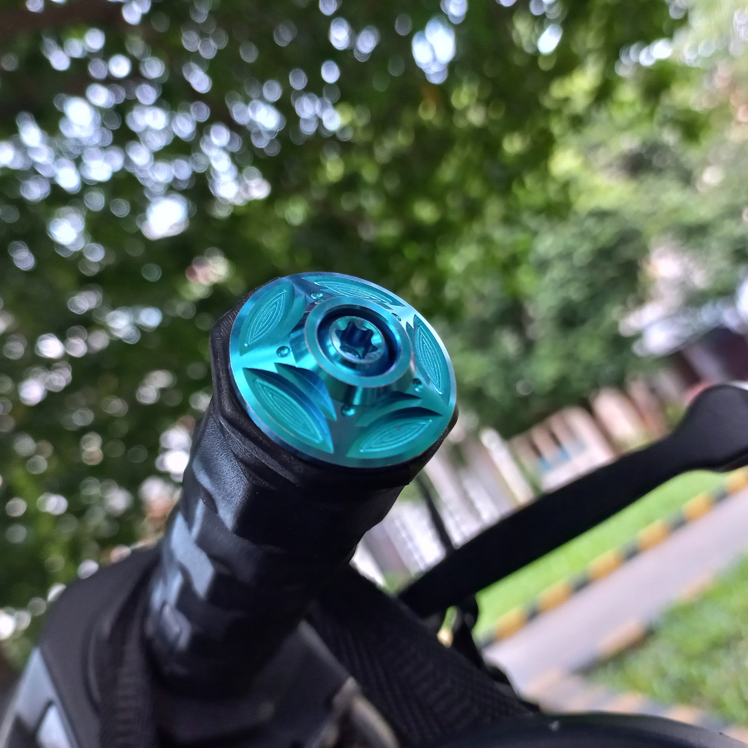 Bộ ốc gù tay lái và 2 con ốc GR5 titan đầu trụ