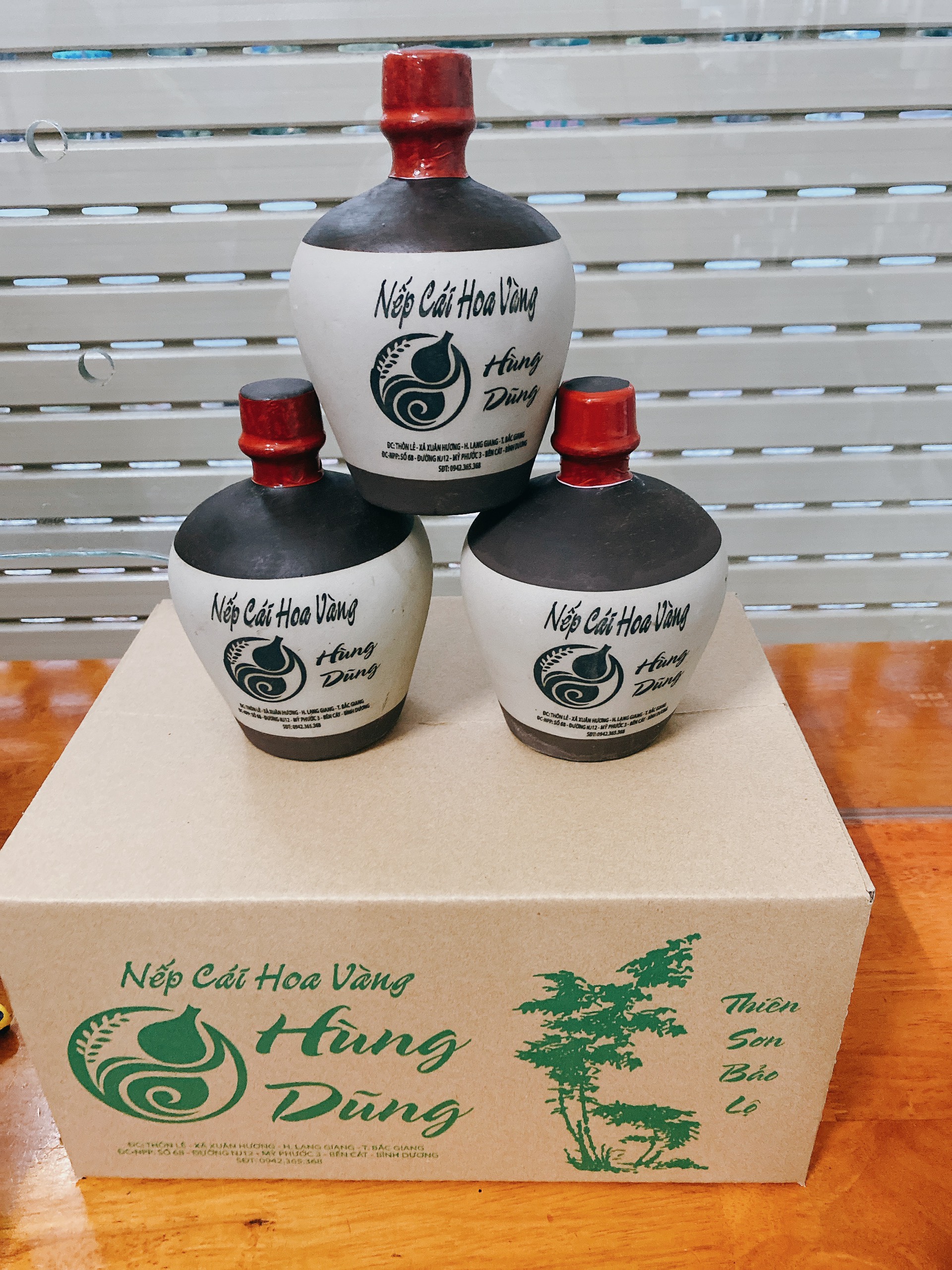 CHAI RƯỢU NẾP CÁI HOA VÀNG ĐÓNG GÓI SANG TRỌNG TIỆN LỢI DÙNG TRONG DỊP LỄ TẾT