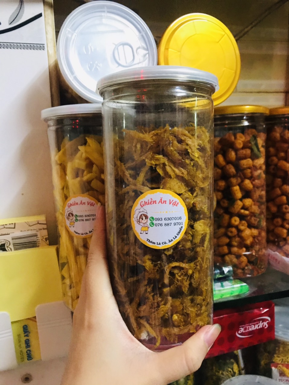 Mực xé sợi tẩm vị 250g mực tươi được chọn kĩ, tẩm ướp gia vị, giữ được đô mềm dai, vị mặm mặm ngọt ngọt