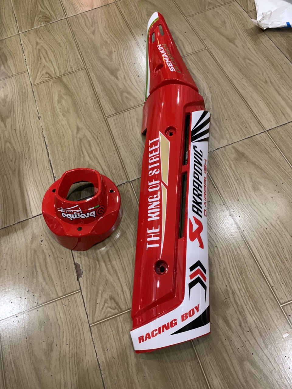 Ốp pô và chụp đích pô xe exciter 150 mẫu TFX màu đỏ tươi viền trắng