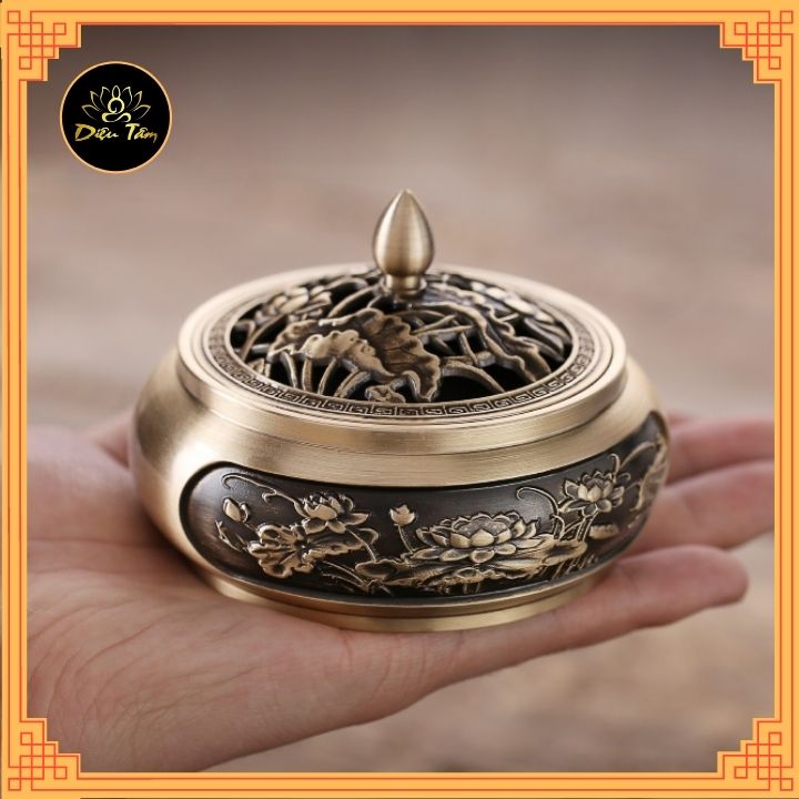 Lư xông trầm bằng đồng nguyên chất, lư khắc hình hoa sen tinh xảo, dày dặn. Tặng kèm trụ cắm nhang vòng và lót.