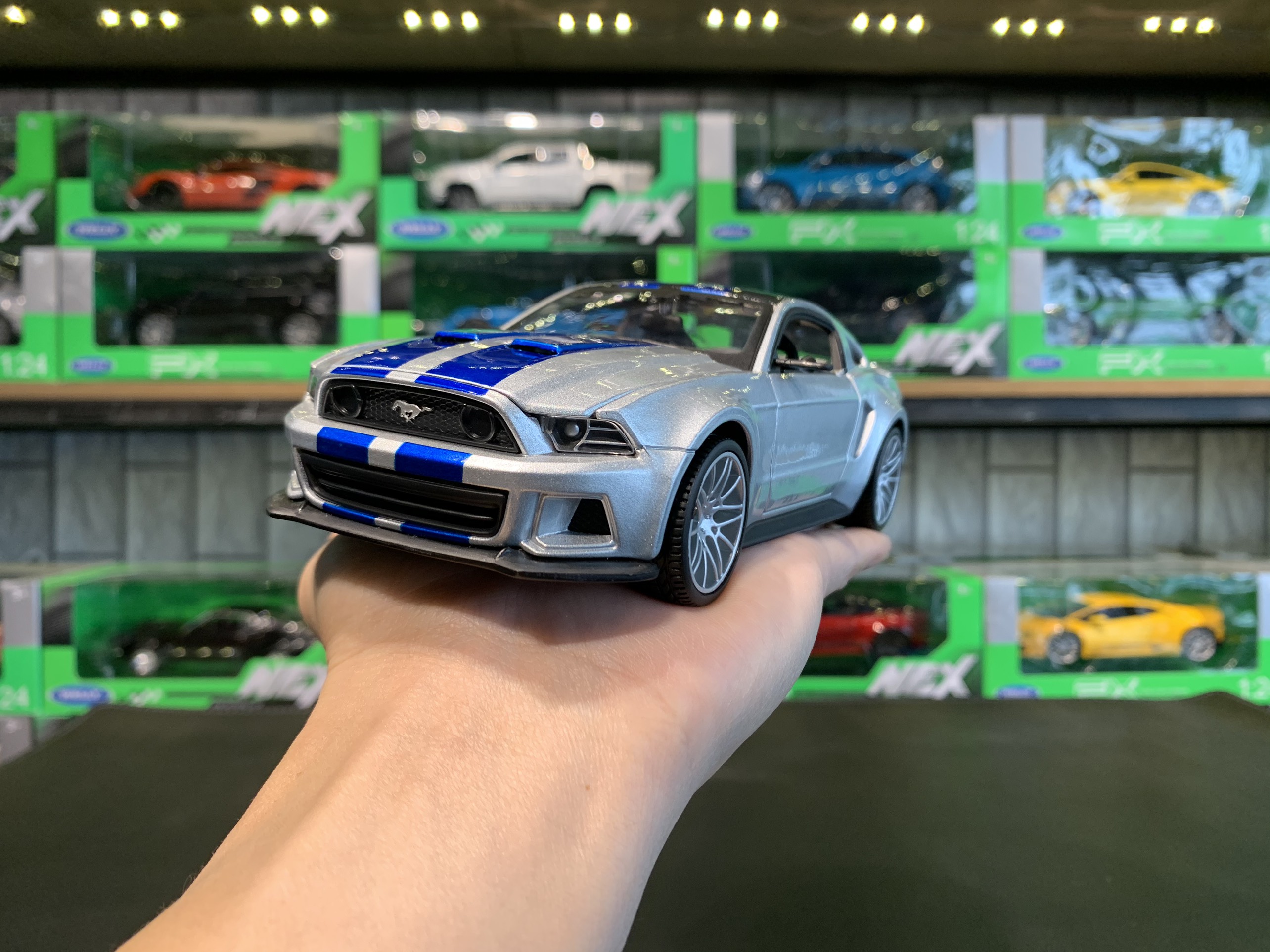 Mô hình trưng bày siêu xe Ford Mustang Street racer 2014 tỉ lệ 1:24 của Hãng MAISTO