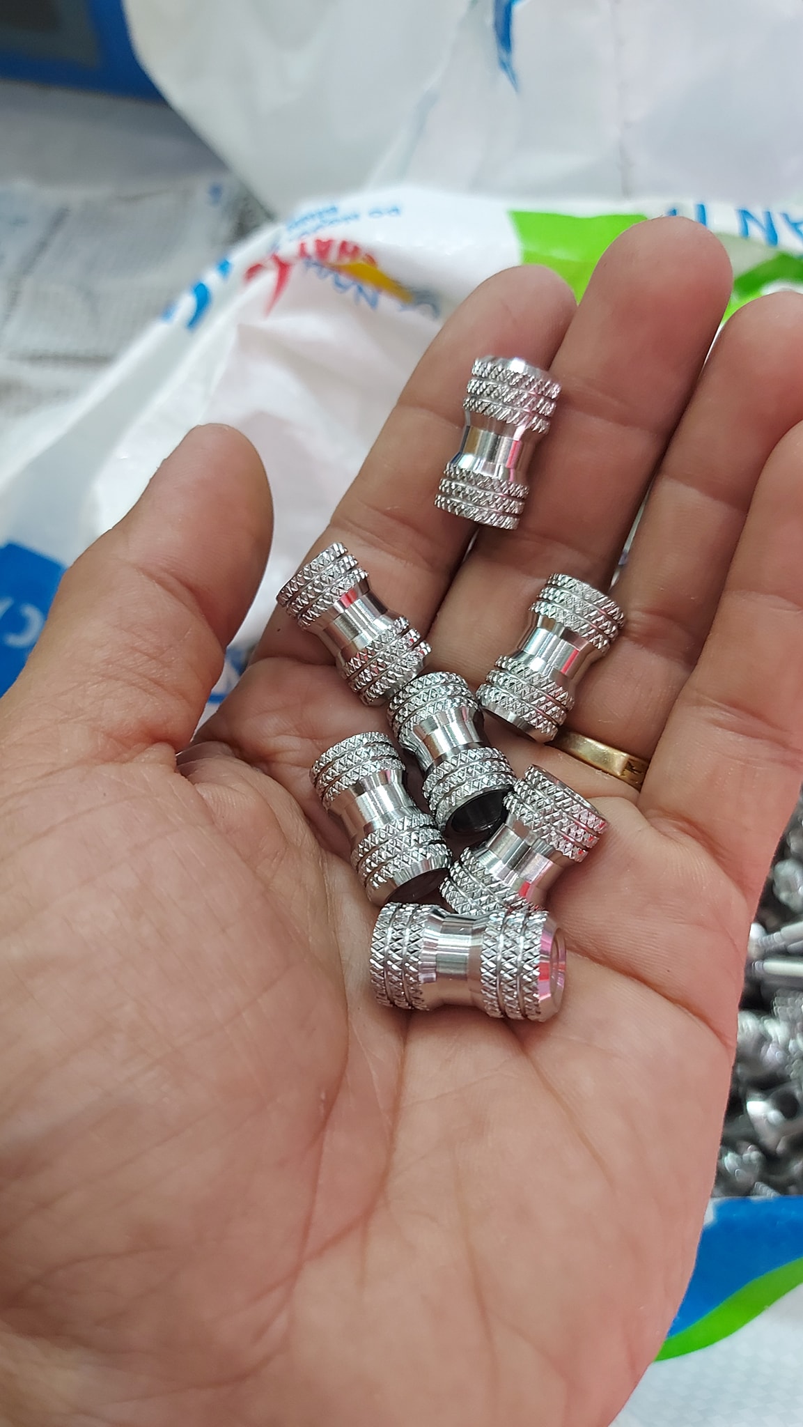 1 cặp van vòi salaya inox 304 gắn tất cả xe