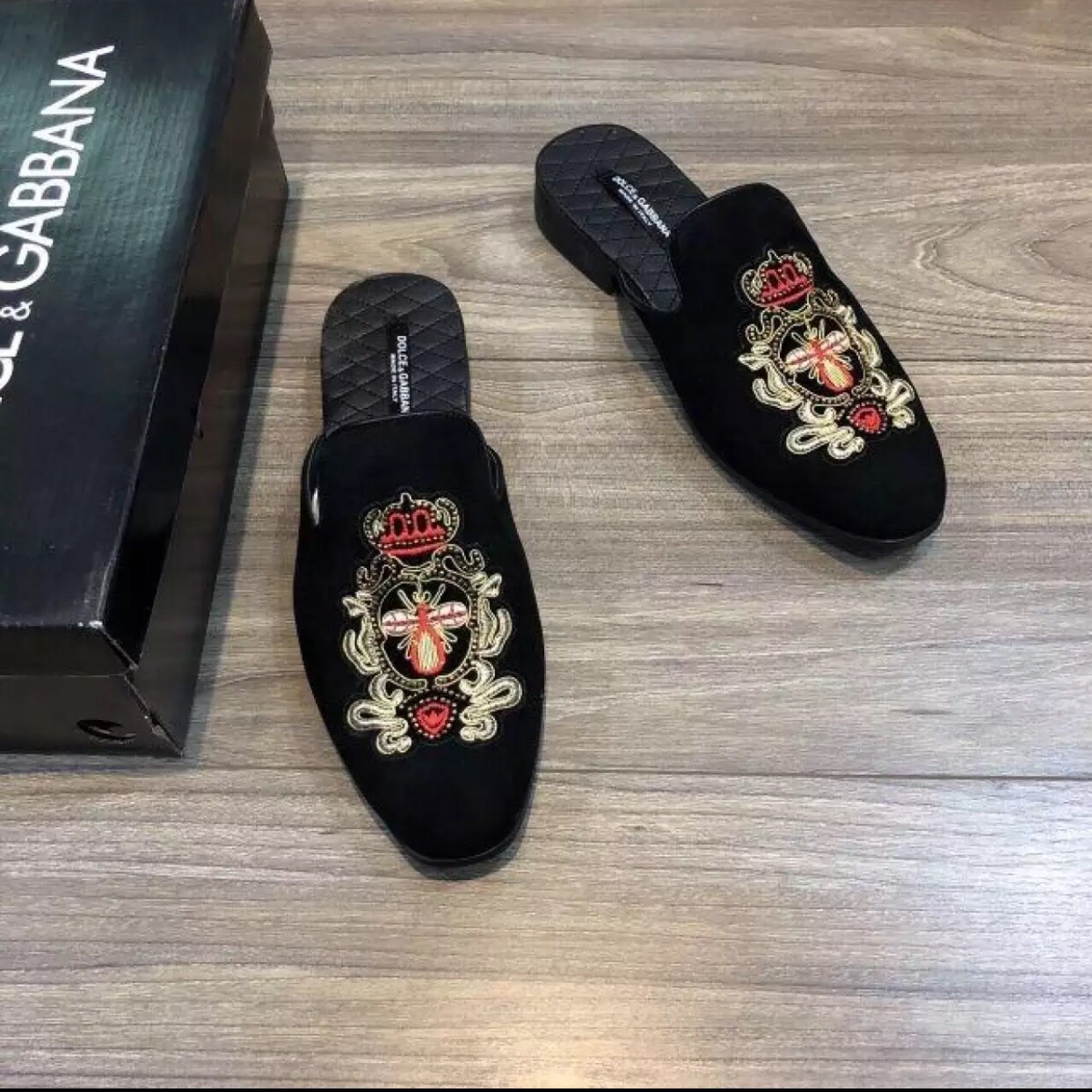 Sục da lộn thêu ong hoa đỏ nam