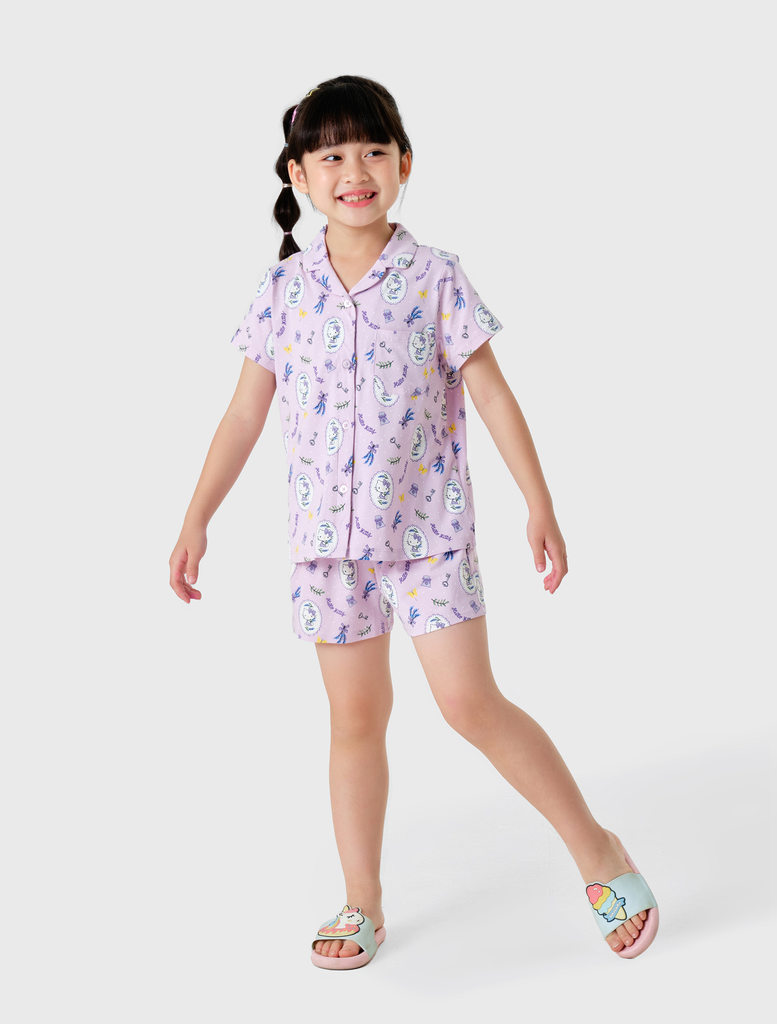 Bộ pyjama bé gái hoạ tiết Hellokitty CANIFA Bộ pyjama chất liệu cotton co giãn áo tay cộc mở cúc quần soóc cạp chun. 1LS23S011