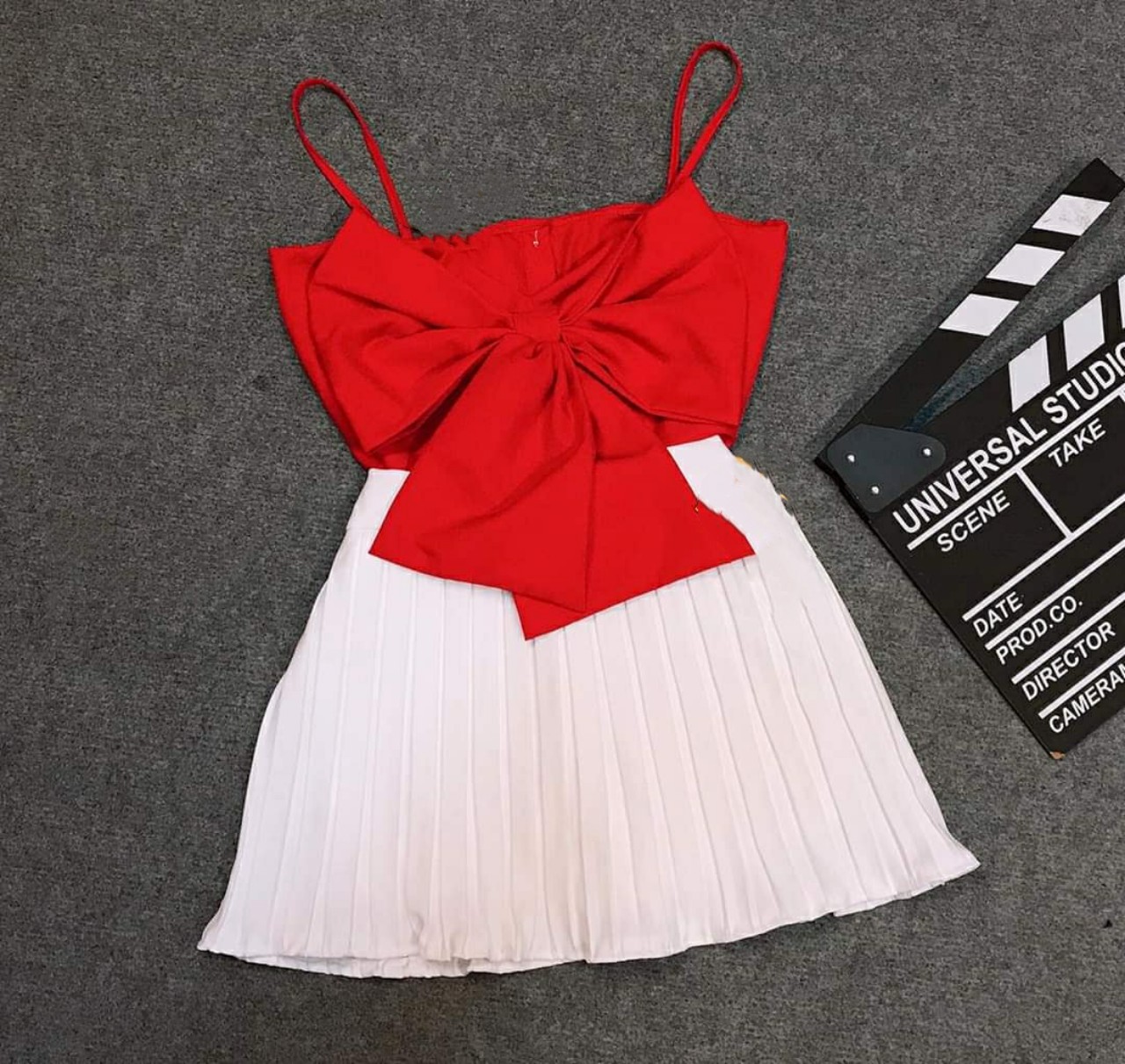 Set áo 2 dây nơ ngực to cài nút lưng chân váy xòe dập ly kèm quần