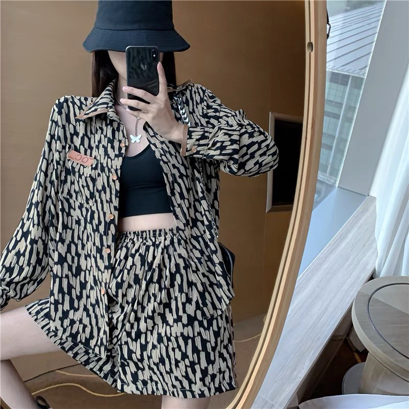 Áo sơ mi chất thô lụa mềm mịn, chạy viền mí có gắn khuy da dây xíc siêu xinh