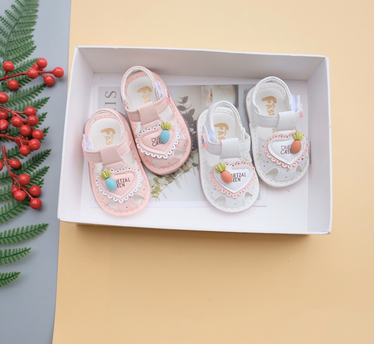 Giày Tập Đi Cho Bé Gái Hình Trái Tim Siêu Xinh, Có Đèn Nháy Lấp Lánh Dành Cho Bé Từ 6 Tháng Đến 2 Tuổi ( Trắng, Hồng)