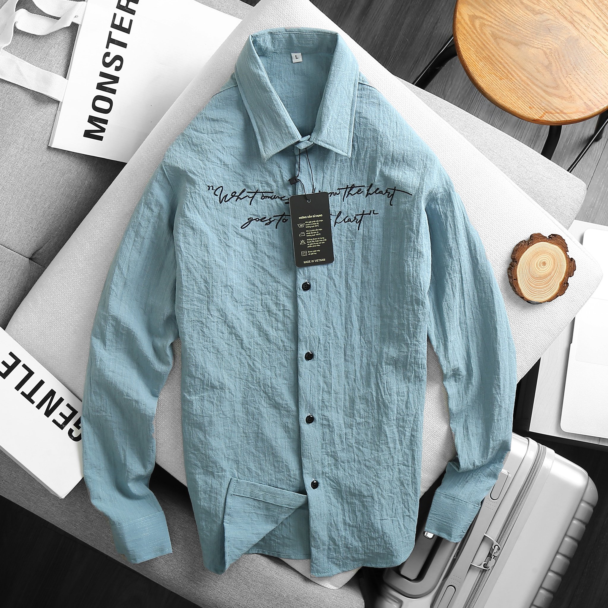 [HCM]Áo Sơ Mi Trơn Chất Đũi Mềm Mịn Tay Dài Phối Chữ Kiểu Dáng Hàn Quốc .XTM