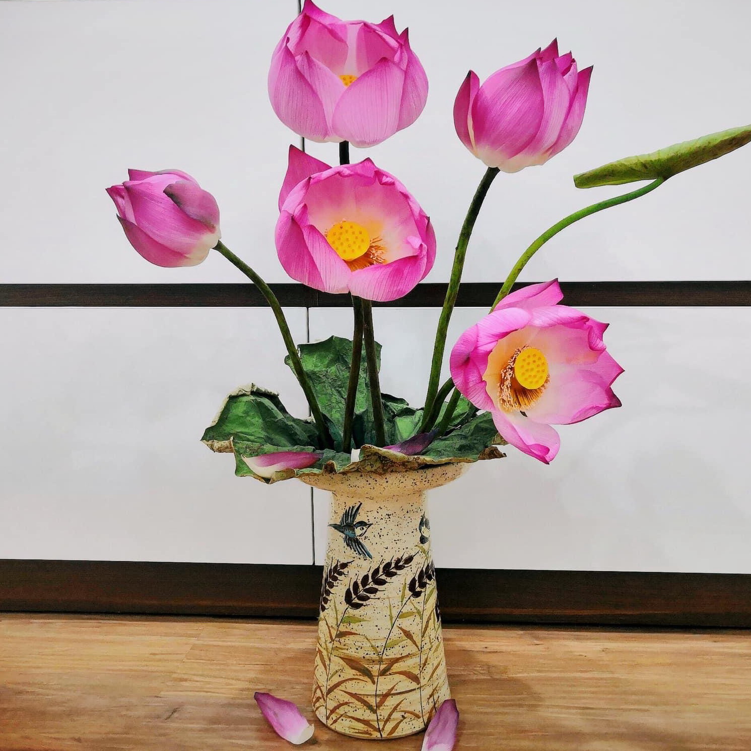Bình hoa Mặt Hồ cao 22cm, gốm Bát Tràng vẽ tay thủ công