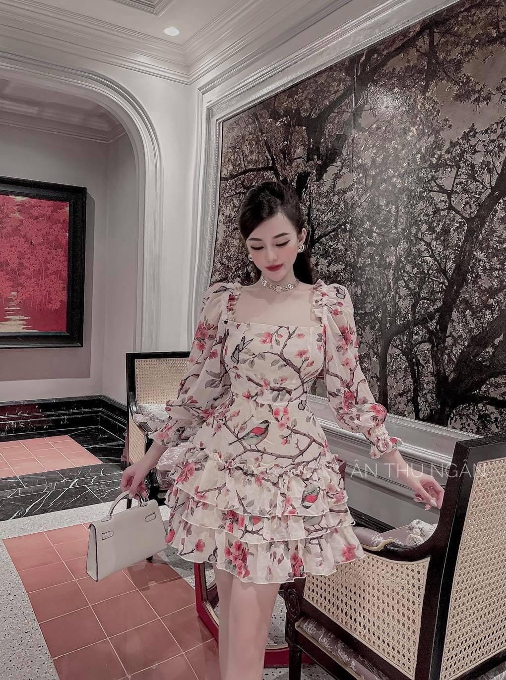 Đầm cổ vuông voan xòe tầng tay dài